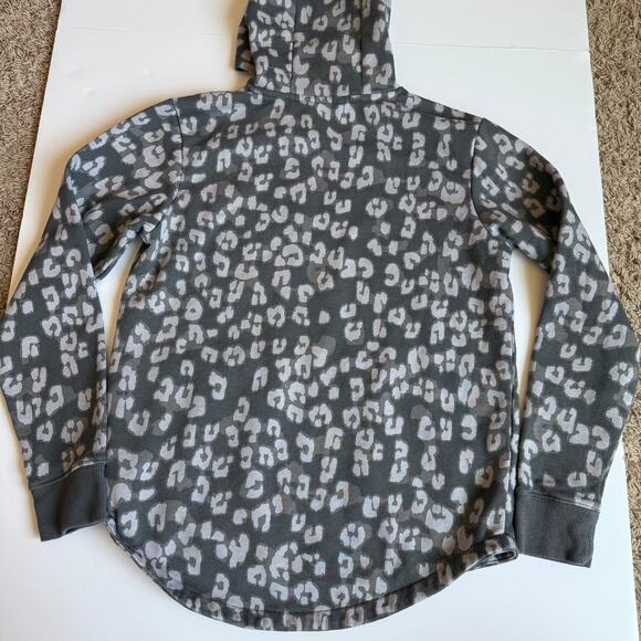The North Face Girls Grey Leopard Print Camp Fleece Hoodie - Picture 11 of 11